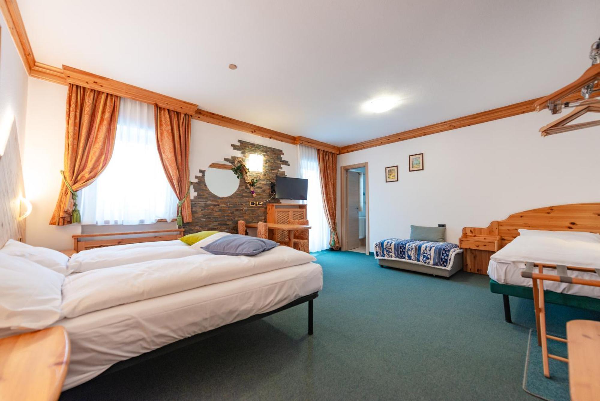 Hotel Ciamol 캄피텔로디파사 외부 사진