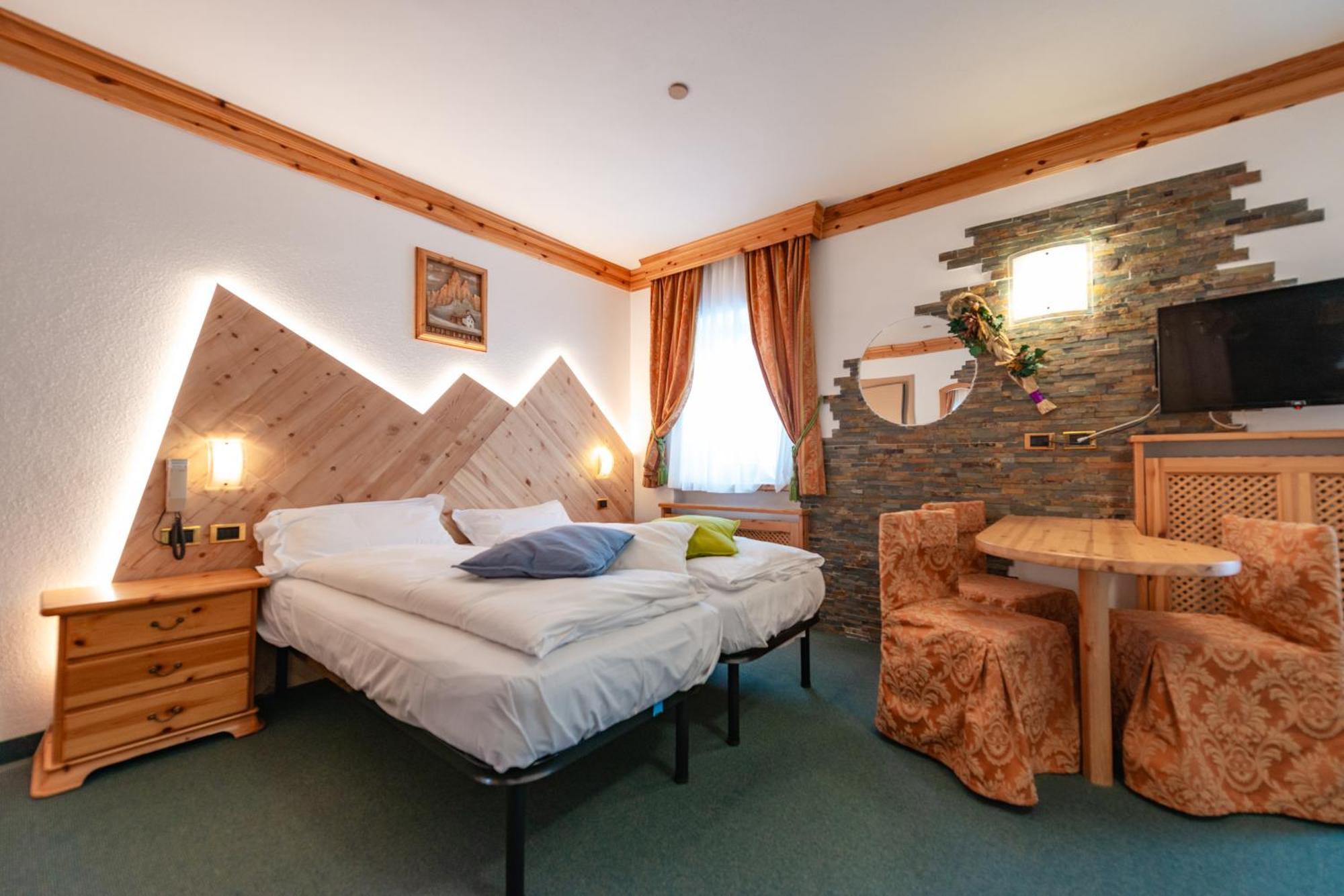 Hotel Ciamol 캄피텔로디파사 외부 사진