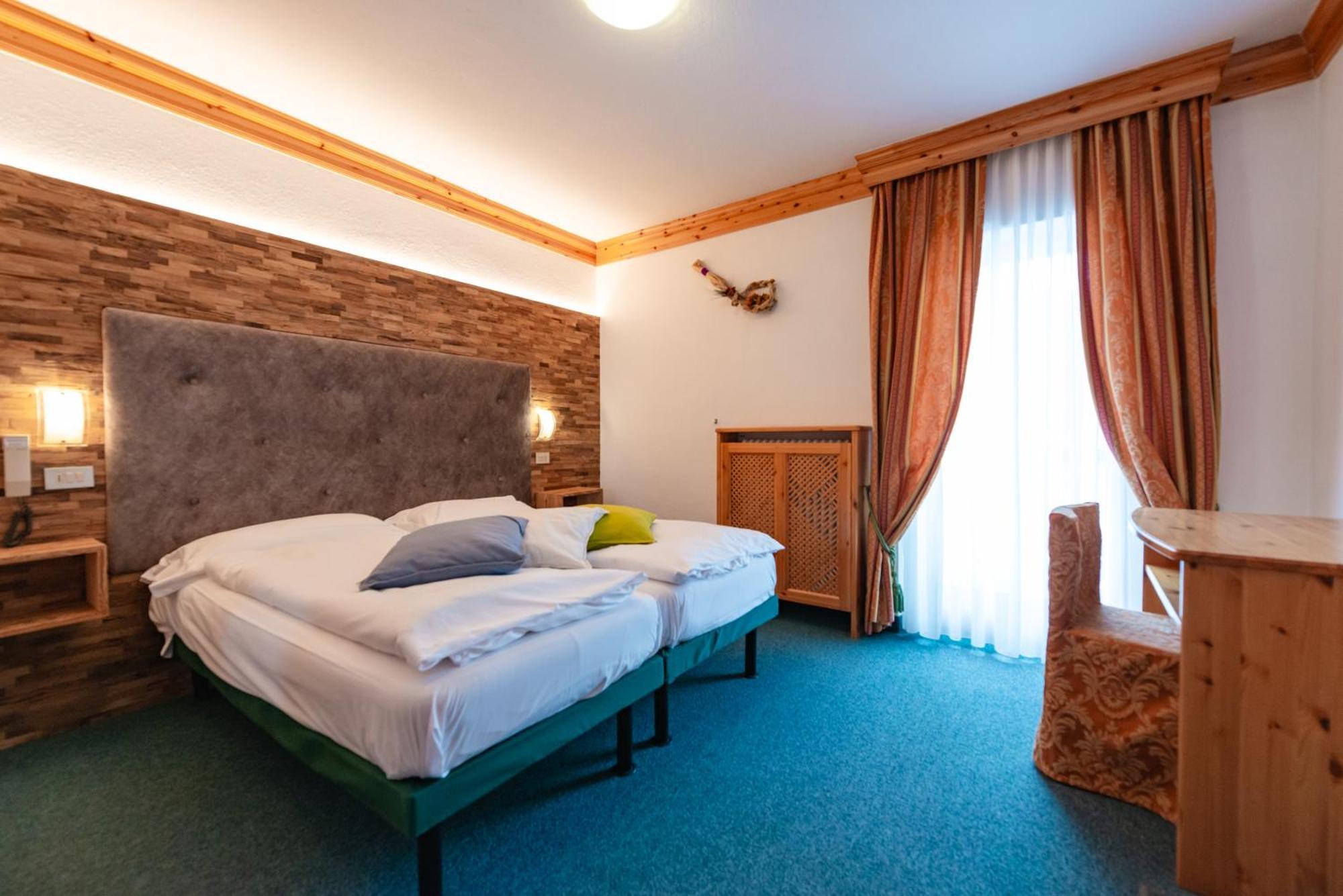 Hotel Ciamol 캄피텔로디파사 외부 사진