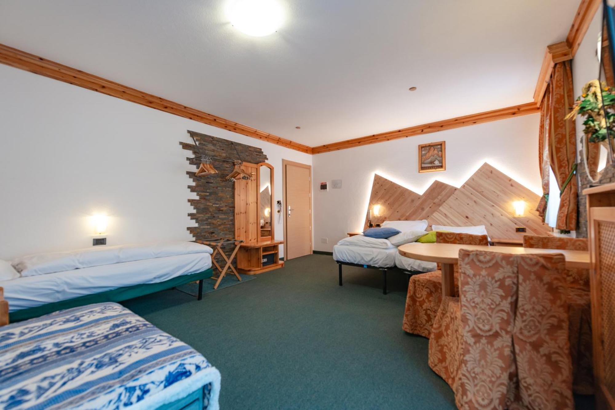 Hotel Ciamol 캄피텔로디파사 외부 사진
