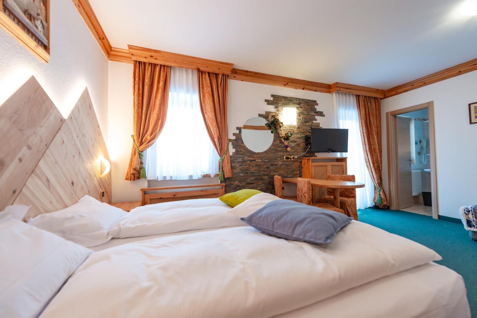 Hotel Ciamol 캄피텔로디파사 외부 사진