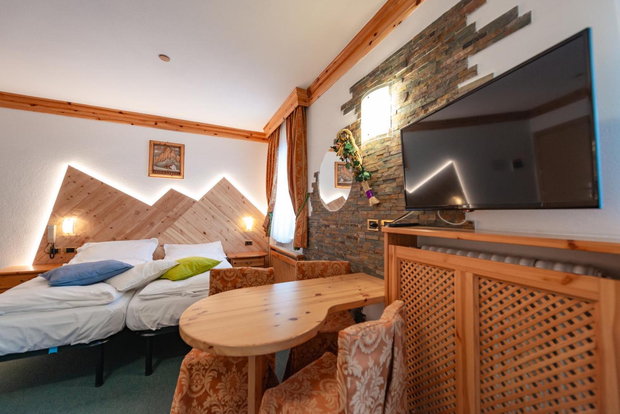 Hotel Ciamol 캄피텔로디파사 외부 사진